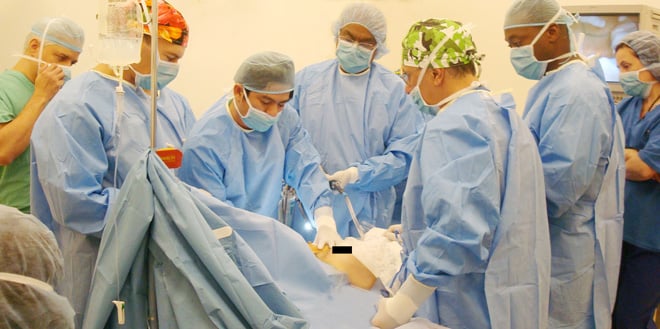 Bác sĩ Chiêm Quốc Thái sang Mỹ phẫu thuật thẩm mỹ nâng ngực nội soi