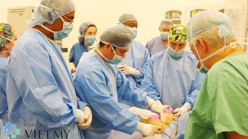 Nhiễm trùng sau nâng ngực: Dấu hiệu, nguyên nhân và cách xử lý