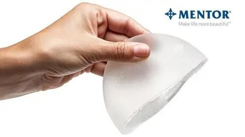 Đặt túi độn bằng silicon là một trong những cách thức nâng ngực phổ biến. 