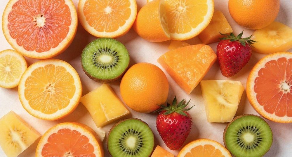 Các loại trái cây như dâu tây, kiwi, cam, bưởi, chuối, đu đủ là câu trả lời cho câu hỏi nâng ngực nên ăn trái cây gì. 