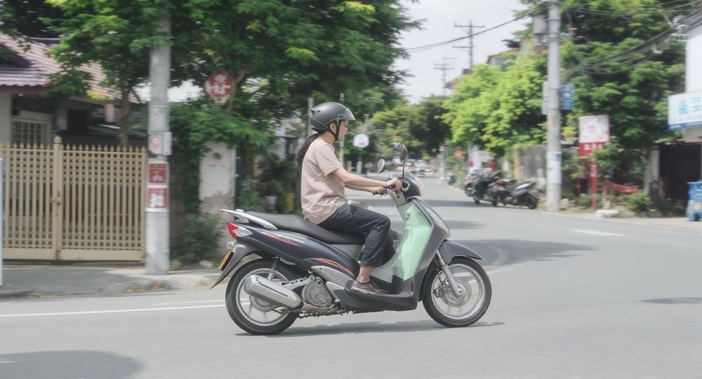 Nếu thắc mắc nâng ngực bao lâu được đi xe máy, chị em cần đợi ít nhất 14 ngày đầu sau khi nâng ngực và tham khảo ý kiến bác sĩ
