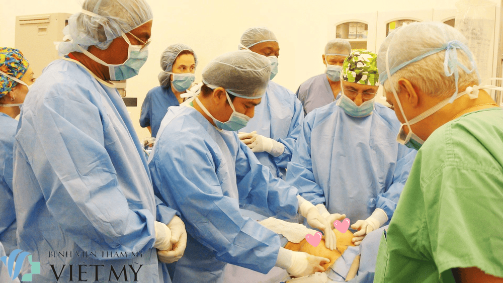 Chuyên môn của bác sĩ phẫu thuật sẽ ảnh hưởng đến kết quả và mức giá nâng ngực bằng mỡ tự thân 