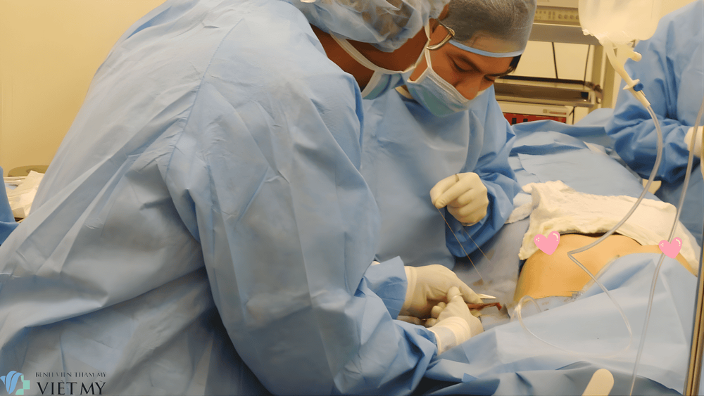 Bệnh viện Thẩm mỹ Việt Mỹ ứng dụng kỹ thuật nội soi hiện đại giúp quá trình nâng ngực lần 2 nhẹ nhàng hơn.