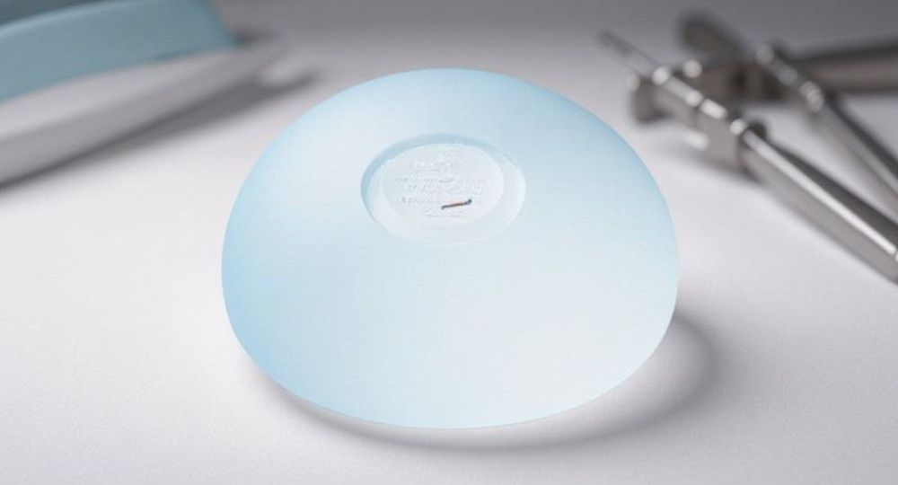 Nếu muốn ngực mềm mại, bạn hãy trao đổi với bác sĩ để được tư vấn loại túi phù hợp.  