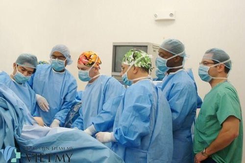 Bác sĩ sẽ thực hiện tiểu phẫu để kéo đầu vú ra ngoài, sau đó cố định lại bằng chỉ chuyên dụng. 