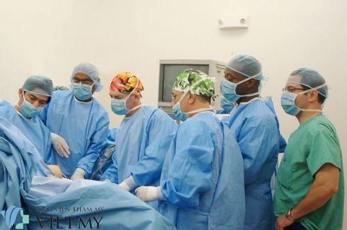 Khách hàng có thể khắc phục tình trạng túi ngực đổ ngoài bằng phẫu thuật. 